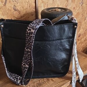 Stylish Black Women's Bag with Leopard Print Strap